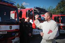 Na stanici v Říčanech byly slavnostně předány devíti středočeským jednotkám sboru dobrovolných hasičů obcí cisternové automobilové stříkačky.