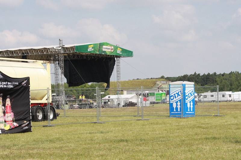 Přípravy na první festival sezony Votvírák v Milovicích vyvrcholily ve čtvrtek.