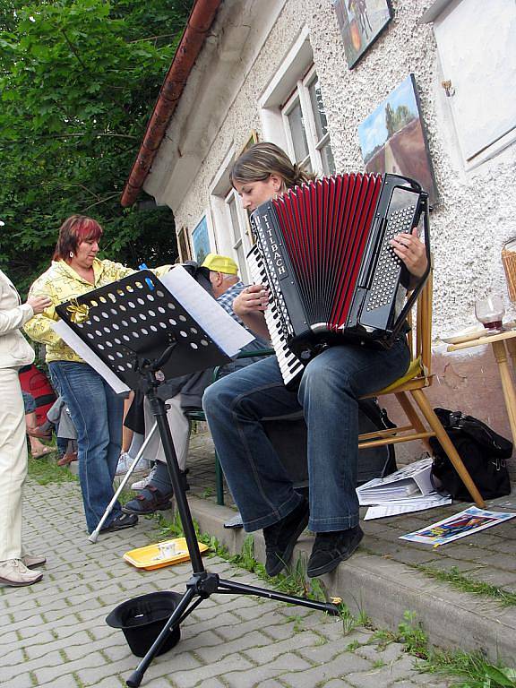 Lyský Montmartre v Žižkově uličce a pod zámkem zaplnili výtvarníci a hudebníci