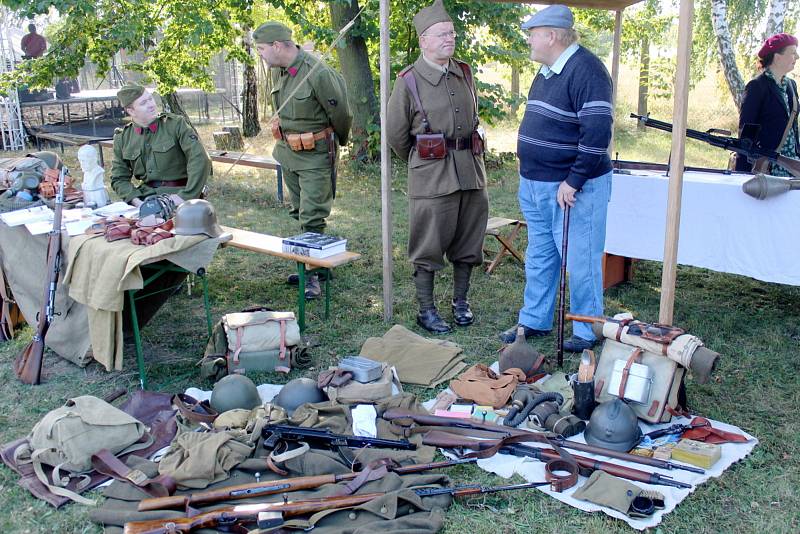 Z podzimní slavnosti v Krchlebech spojené s ukázkami lidových řemesel.