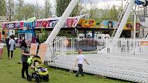 Lunapark nabízí atrakce za nádražím v Poděbradech.