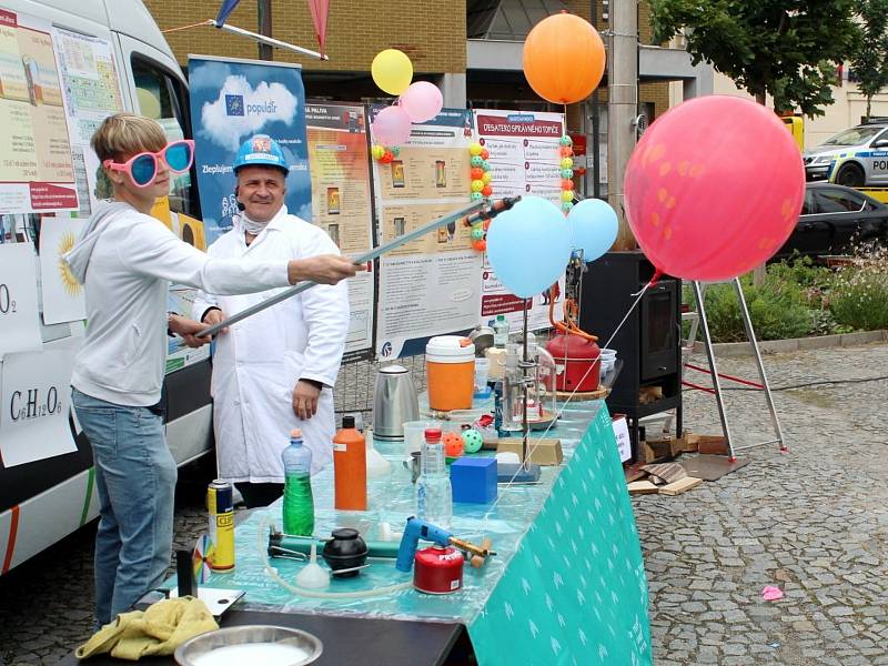 Z naučně zábavné show Smokeman na Náměstí Přemyslovců v Nymburce.