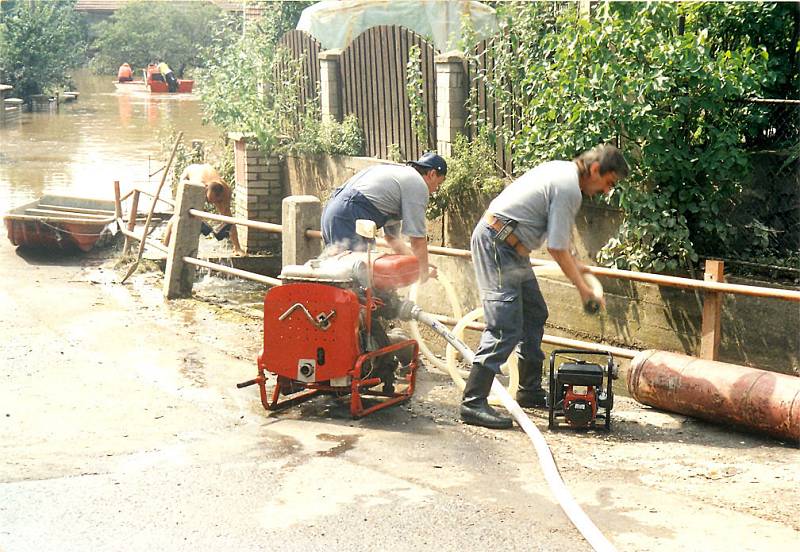 Povodně 2002. Pro většinu lidí            na Nymbursku především nevěřícné sledování katastrofy v televizi.