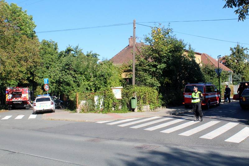 K požáru rodinného domu na rohu ulic Za Drahou a Potoční vyjeli hasiči z Nymburka časně ráno. Po uhašení plamenů bohužel objevili ohořelé lidské tělo.