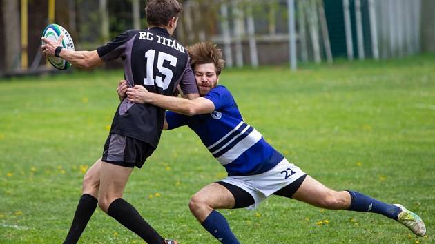 Souboj. Tomáš Hrubý z RC Poděbrady (třetí nejvyšší počet položených pětek v loňském ročníku Českého poháru) při obraním zákroku v zápase proti RC Titáni Nové Město