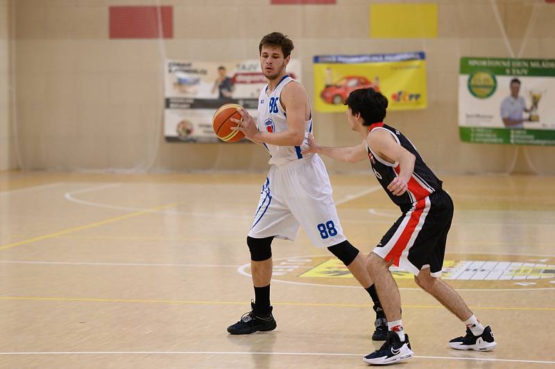 Z basketbalového utkání ligy juniorů Poděbrady - BK Brandýs (76:68)