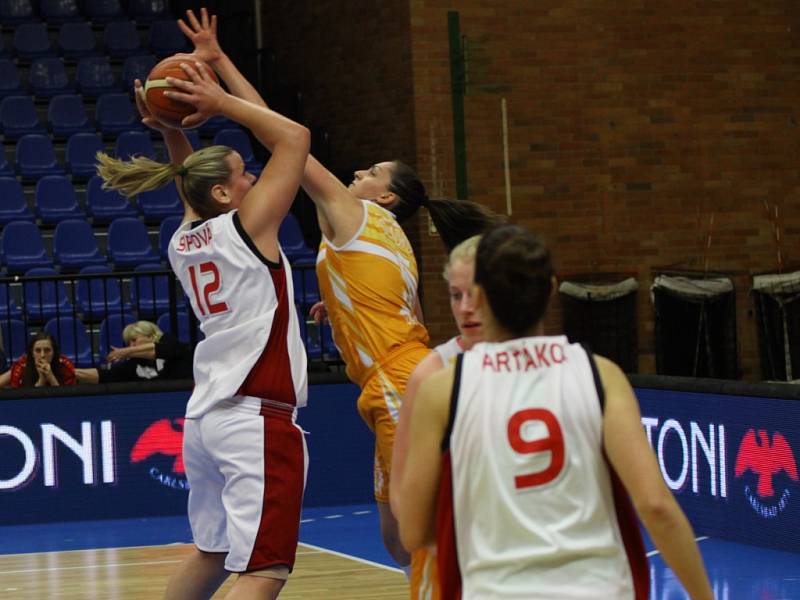 Z basketbalového utkání play off nejvyšší soutěže žen Nymburk - VŠ Praha (70:55)