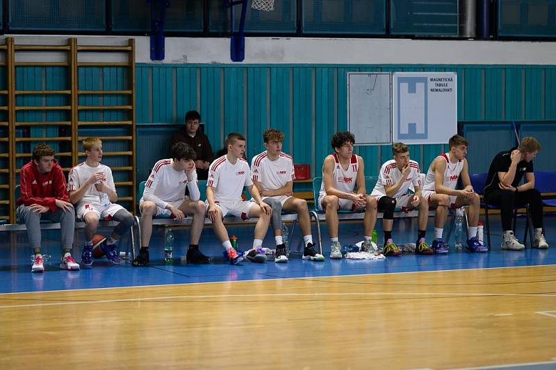 Z basketbalového utkání nadstavbové části extraligy kadetů Nymburk - Jindřichův Hradec (56:50)