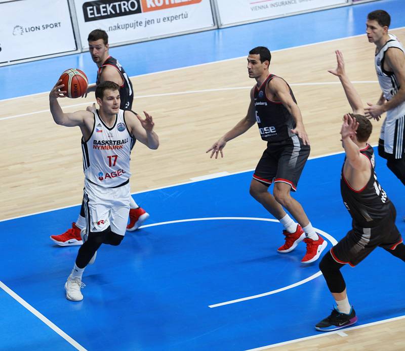 Basketbalisté Nymburka (v bílém) prohráli další zápas Ligy mistrů s Bambergem 78:84.