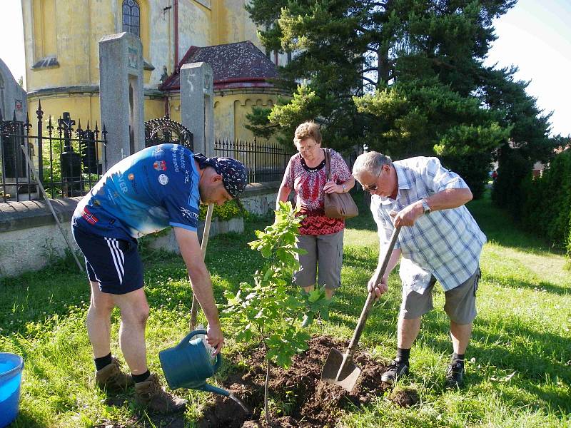 Poutník Petr Hirsch se zastavil ve Velelibech