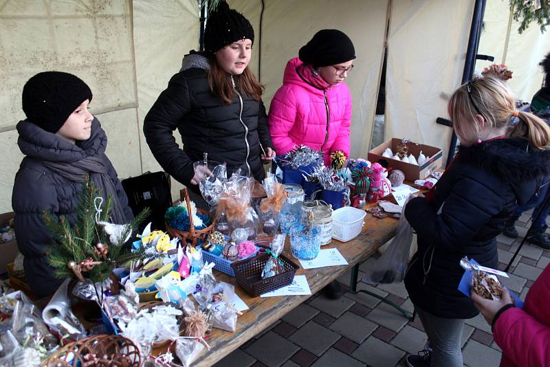 Na sídlišti se sešli místní na jarmarku před Základní školou Letců R.A.F.