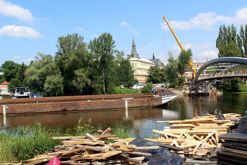 Nová lávka pro pěší a chodce byla během úterního dopoledne instalována nad řeku.