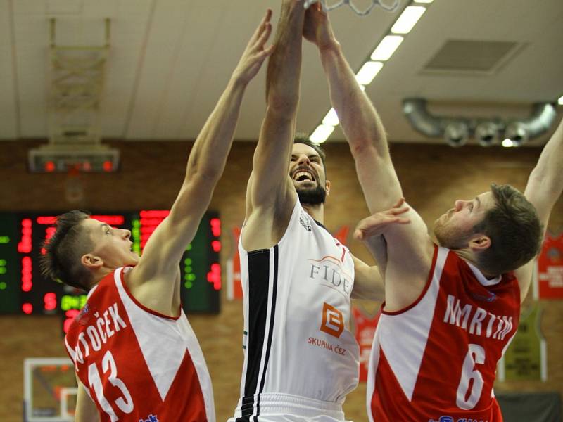 Z basketbalového utkání Kooperativa NBL Nymburk - Pardubice (91:90)