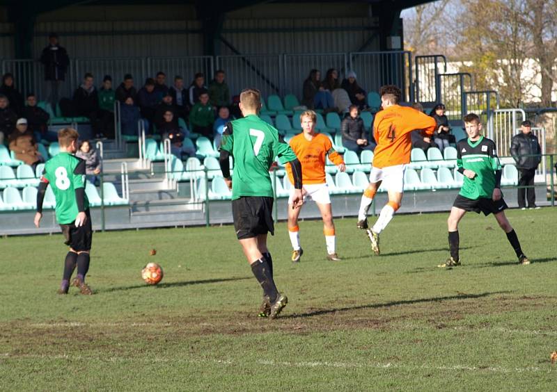 Starší dorostenci Polabanu Nymburk hráli se Střešovicemi 2:2, pak vyhráli na pokutové kopy.