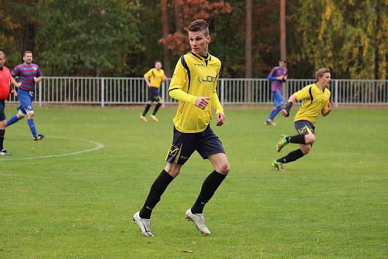 Okresní fotbalové derby I.B třídy vyhrála Loučeň, doma porazila Pátek 4:2.