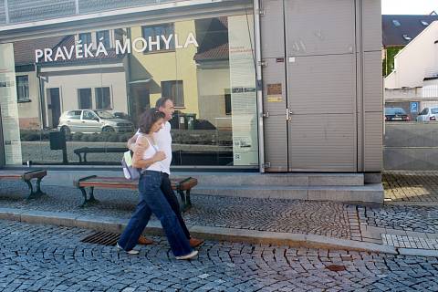 Pravěká mohyla s hrobem pravěkého muže v ulici Na Příkopě.