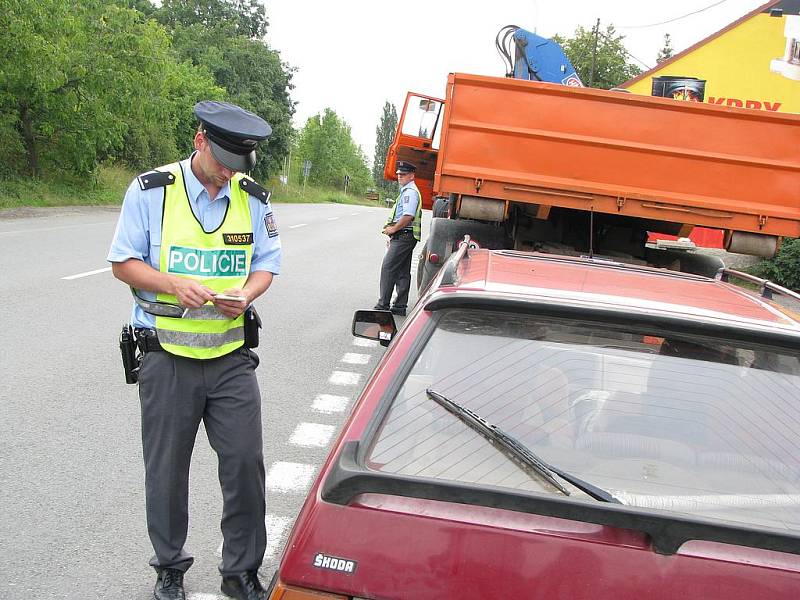 Jedním z míst, kde policisté stavěli, byl Vlkov pod Oškobrhem