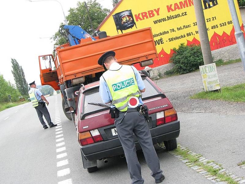 Jedním z míst, kde policisté stavěli, byl Vlkov pod Oškobrhem