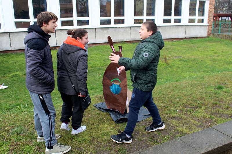 I letos sídlištní velikonoční jarmark před Základní školou Letců R.A.F. přilákal zájemce nejen ze sídliště.