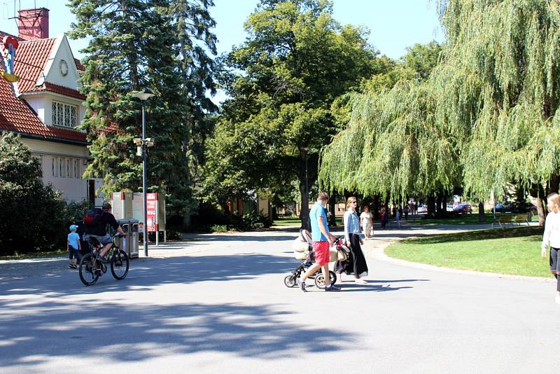 Kolonádu má před cyklisty chránit hlídač. Část místních navrhuje vyznačit na kolonádě cyklopruh.