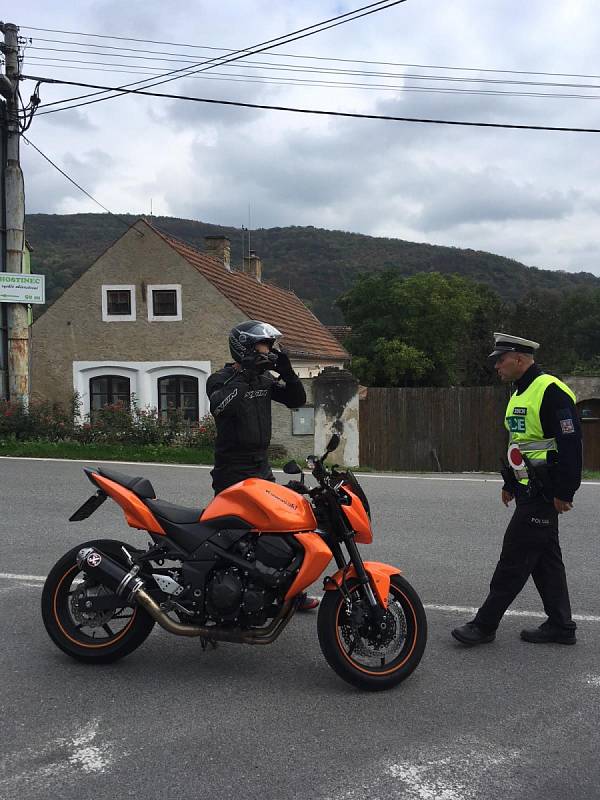 Policisté rozdávali retroreflexní kšandy motorkářům.