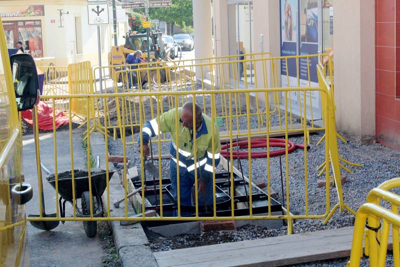 Aktuálně pracují dělníci souběžně na druhé a třetí etapě opravy ulice na pravé straně z pohledu od náměstí.