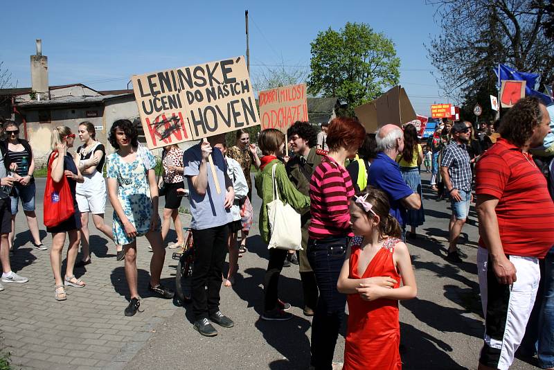 Protesty v Nymburce při jednání sjezdu komunistů a maškarní průvod.