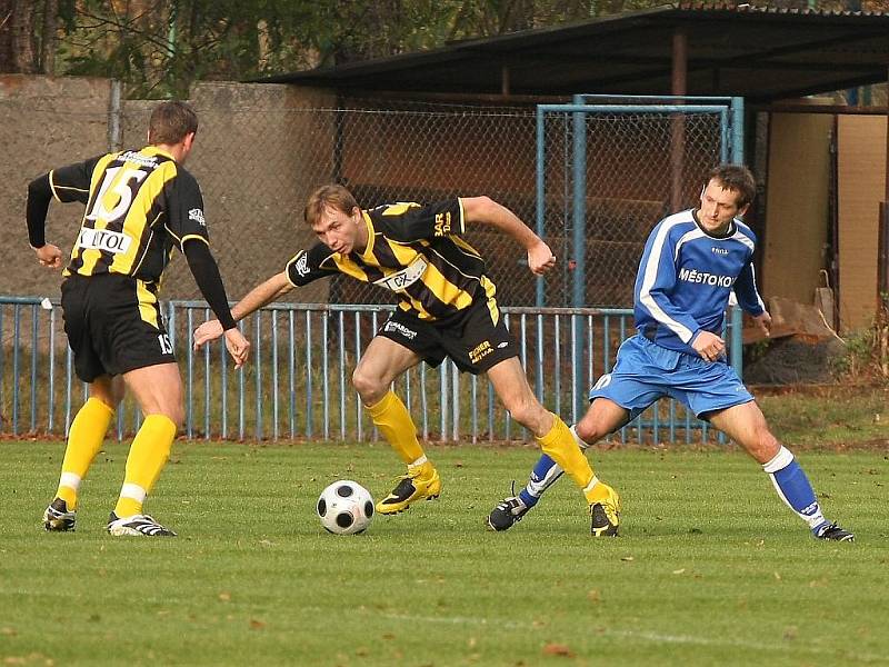 Z fotbalového utkání krajského přeboru FK Kolín - FK Litol (1:1)