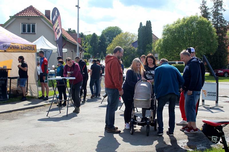 Festival s hudbou i stánky s pivem se konal na návsi v Kněžičkách.