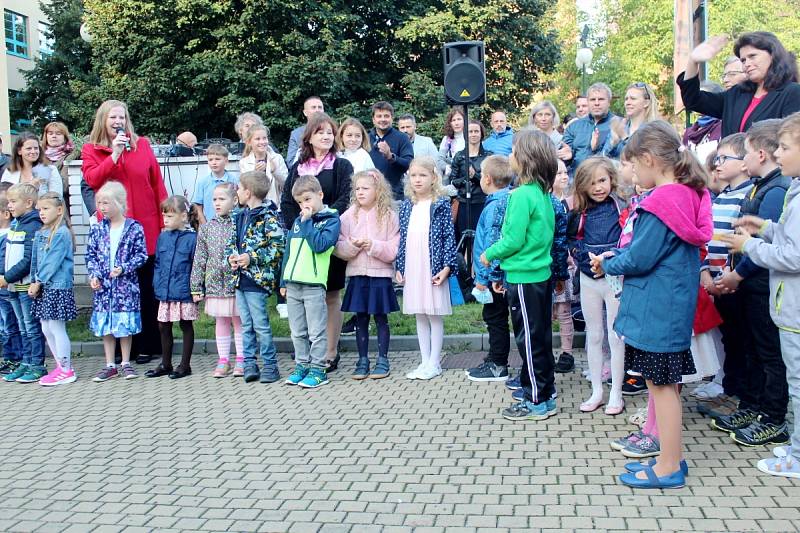 Nový školní rok začal na Základní škole Tyršova v Nymburce shromážděním před školou i testováním ve třídách.