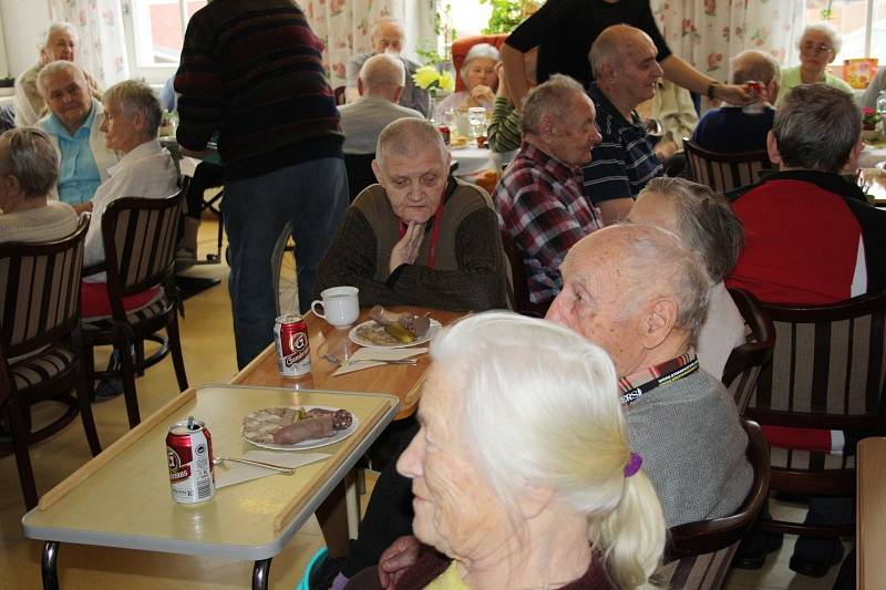 V poděbradském domově seniorů oslavili Mezinárodní den žen a masopust najednou