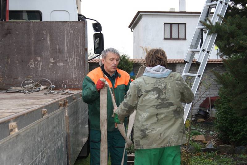 Cesta vánočního stromu v Kostelní Lhotě.