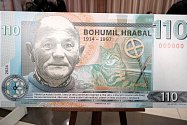 Z odhalení pamětní bankovky věnované spisovateli Bohumilu Hrabalovi.