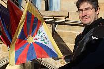 Starosta Pavel Fojtík v pátek ráno vyvěsil na nymburskou radnici tibetskou vlajku.