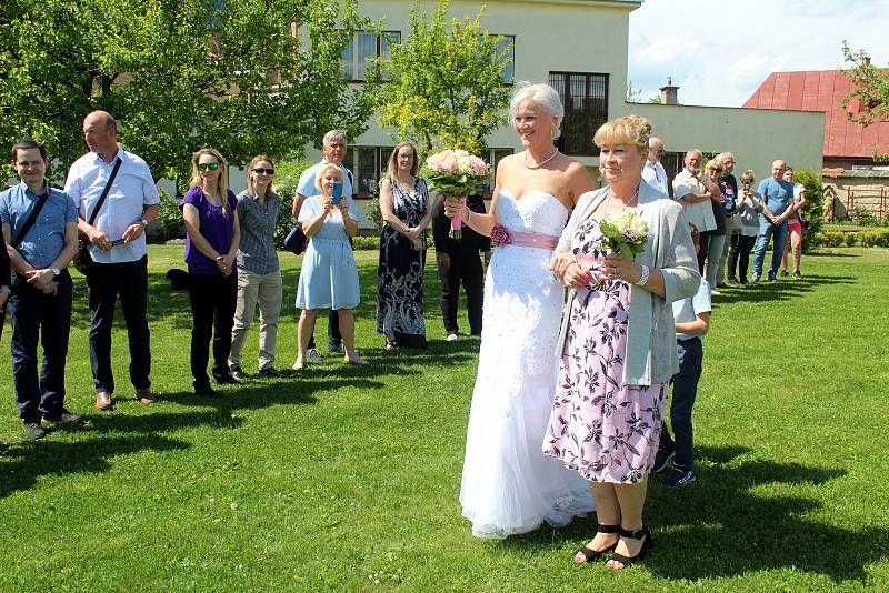 Z pověr nic nedělají nyní už manželé Václav Šíma a Pavla Jandová, vlastně Šímová.  .