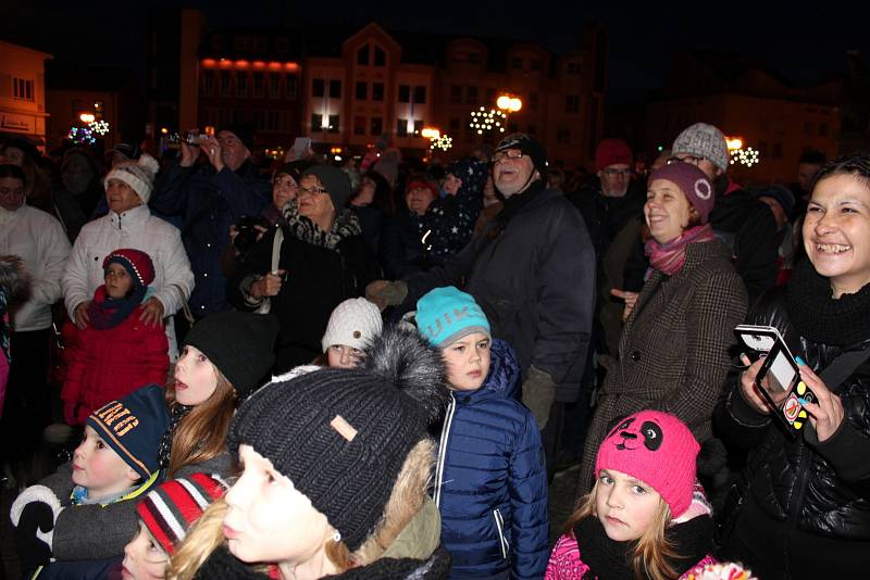 Na nymburském náměstí se sešly stovky lidí, které sledovaly slavnostní rozsvícení stromu.