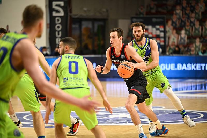 Z basketbalového utkání Ligy mistrů Sassari - Nymburk (73:91)