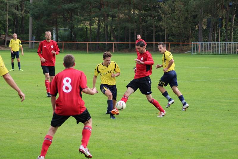 Z fotbalového utkání okresního přeboru Ostrá B - Pátek (2:2)