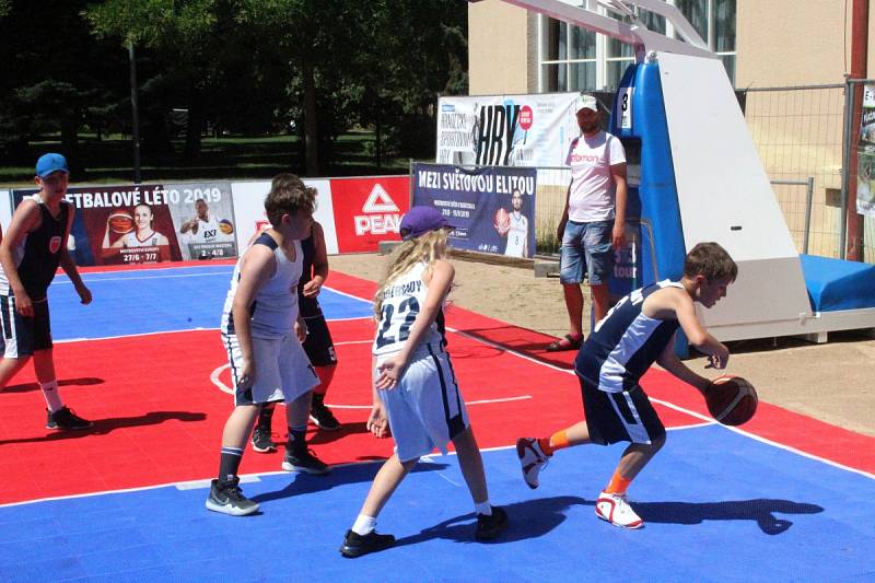 Mezinárodní turnaj v basketu tři na tři se hrál na poděbradské kolonádě.