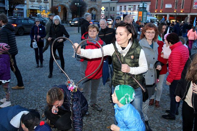 V Nymburce vyvrcholily oslavy 30. výročí Sametové revoluce v neděli odpoledne průvodem a shromážděním na náměstí.