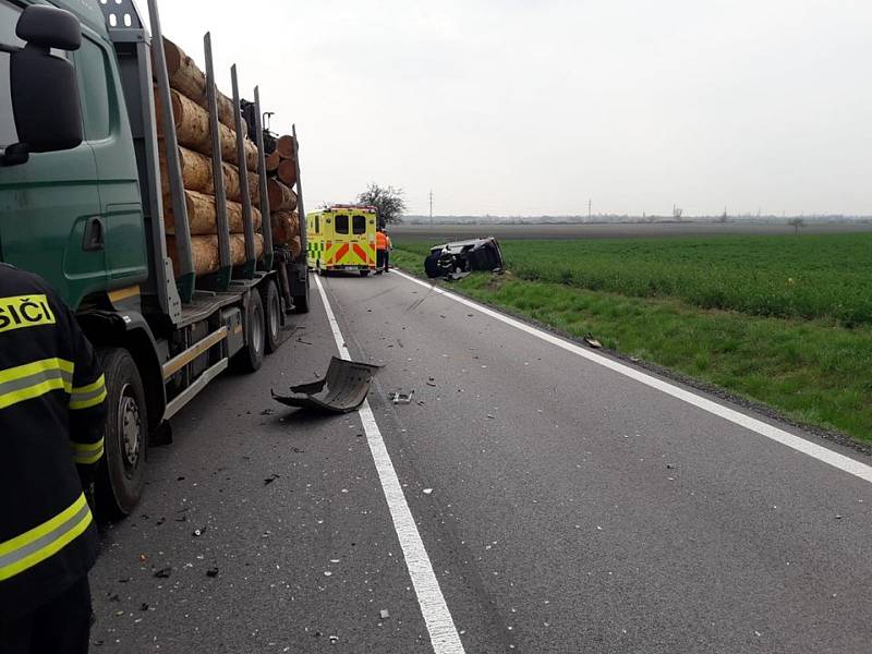 K dopravní nehodě osobního automobilu a nákladního vozidla došlo na silnici z Okřínku směrem na Senice.