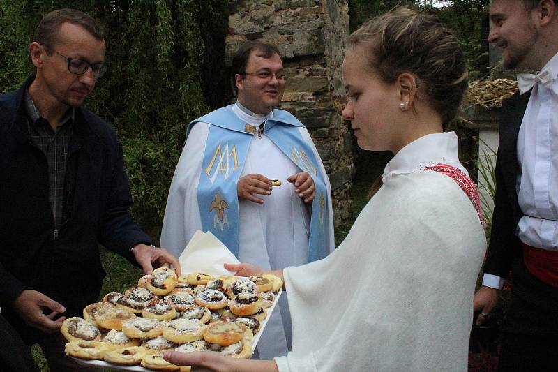 Dožínkovou slavnost V zámku a v podzámčí uspořádalo Polabské muzeum společně s obcí Přerov nad Labem a majitelem zámku Českým rozhlasem už tradičně ve skanzenu a přilehlém zámku.