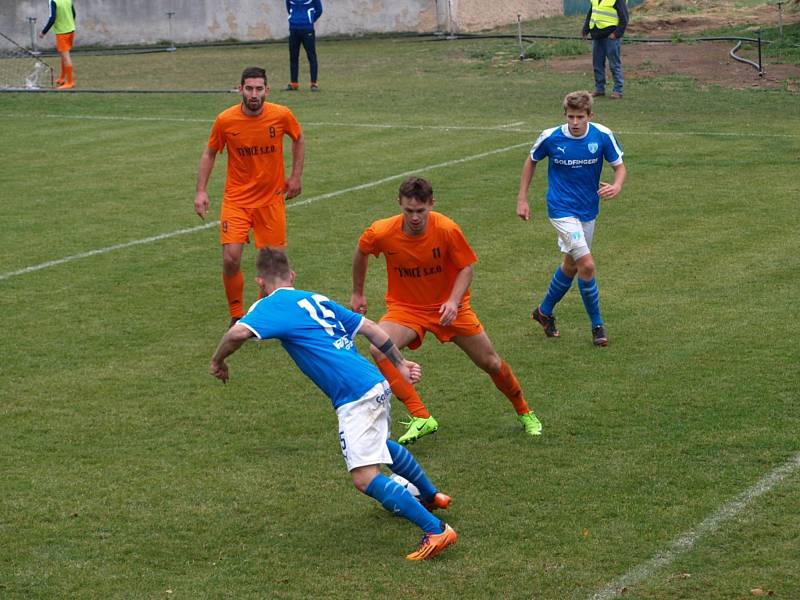 Derby vyhrály Poříčany. Fotbalisté Vykáně (v modrém) doma nestačili na celek Poříčan.