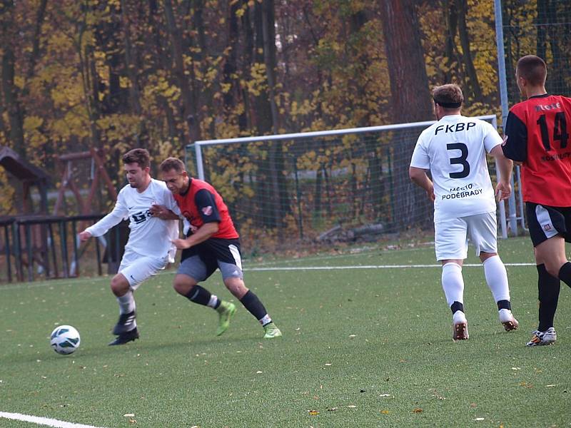 Fotbalisté rezervy poděbradské Bohemie (v bílém) hráli na svém hřišti nerozhodně 2:2 s týmem Kostomlat.