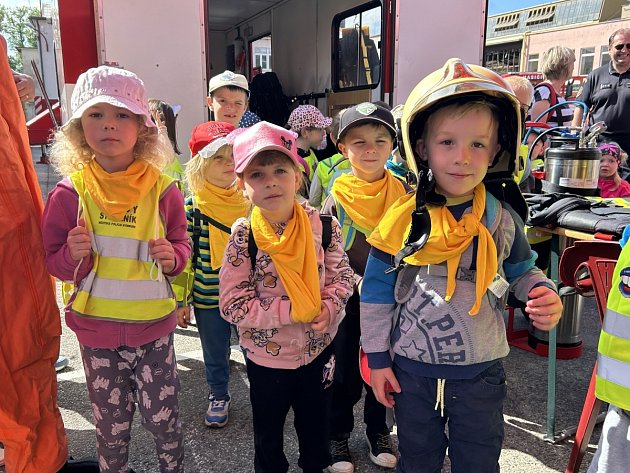 Hasičská stanice v Nymburce se otevřela hlavně dětem. Užily si čluny i helmy