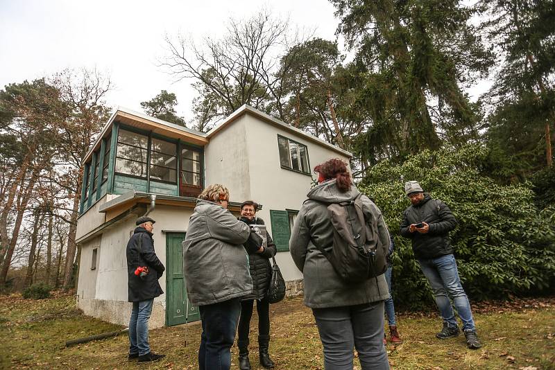 Den otevřených dveří v chatě spisovatele Bohumila Hrabala v Kersku.