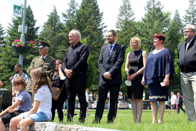 Z oslavy 30 let od odchodu posledních sovětských okupačních vojáků v Milovicích.