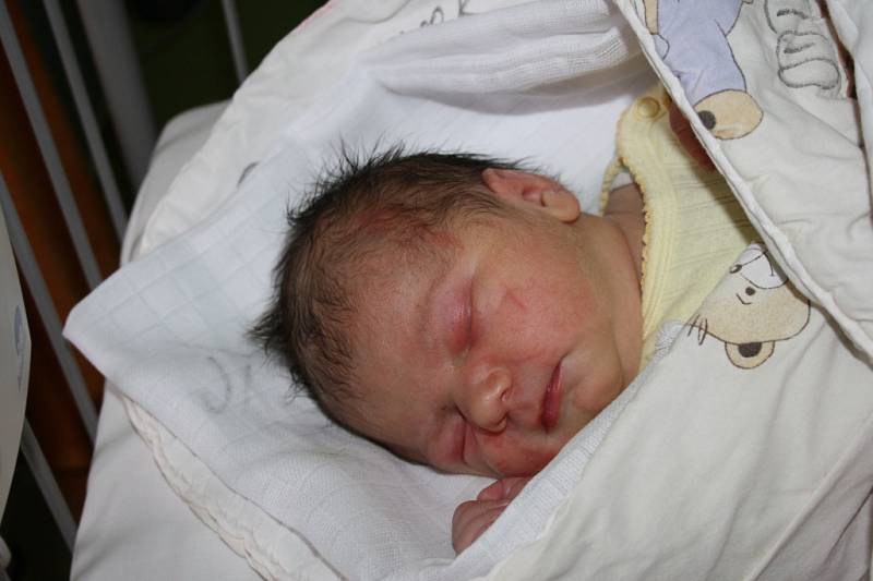 EMA Z PÍSKOVÉ LHOTY. Ema KOPŘIVOVÁ přišla na svět 17. února 2016 v 16.40 hodin s mírami  3 760 g a 50 cm. Je zatím prvním miminkem Moniky a Jiřího.