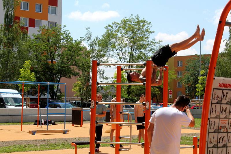 Nový komplex obsahuje tři dětská hřiště pro menší i větší děti, parkurové, workoutové a multifunkční hřiště, relaxační a piknikovou zónu s grilem a dvě pítka.