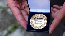 Kostelní Lhota získala dokonce evropské ocenění už před pěti lety. Tehdy se stala Květinovým sídlem Evropy pro rok 2017. Takto se slavilo tehdejší vítězství.